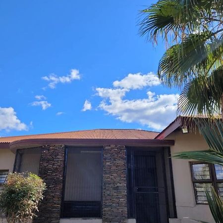 Palm Guesthouse Zeerust Bagian luar foto