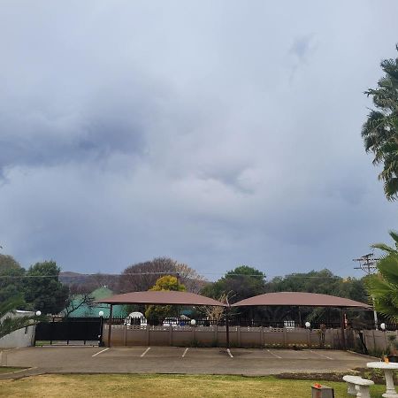Palm Guesthouse Zeerust Bagian luar foto