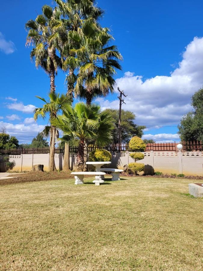 Palm Guesthouse Zeerust Bagian luar foto