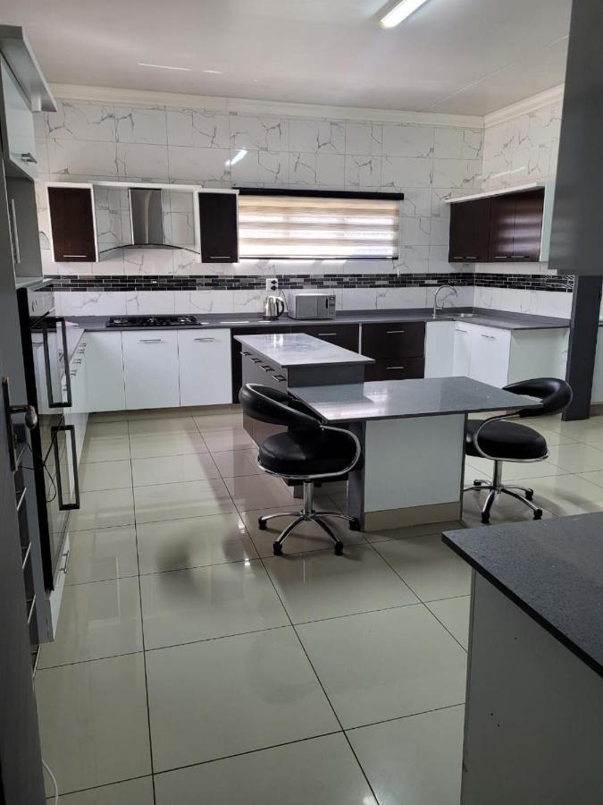 Palm Guesthouse Zeerust Bagian luar foto