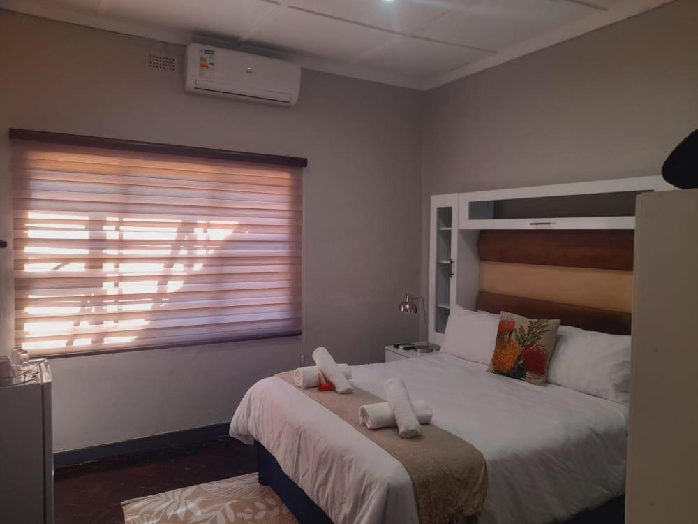 Palm Guesthouse Zeerust Bagian luar foto